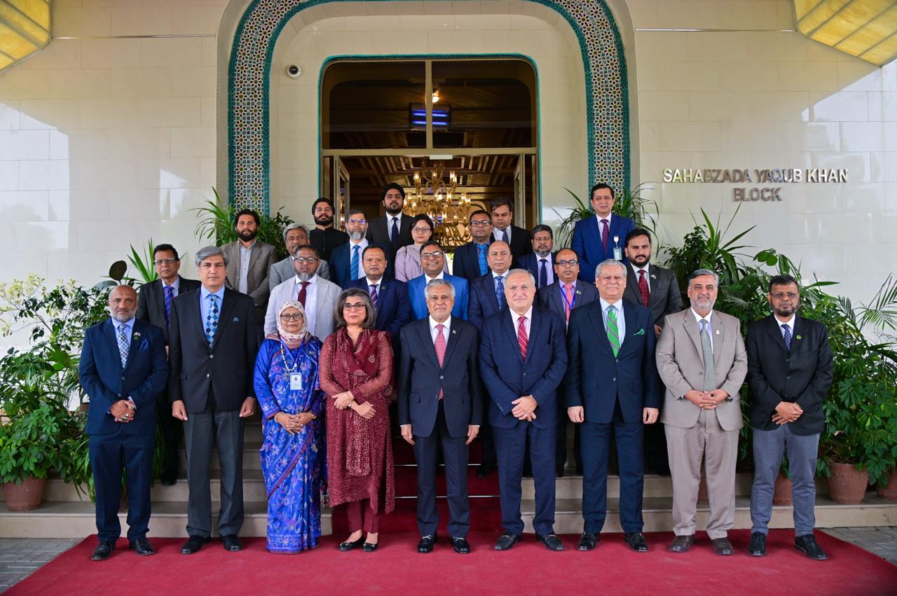 Ishaq Dar with chinese delegation
