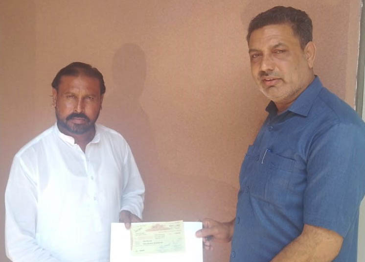 Ustad Ulfat Ali Malang receiving Cheque from Chief Editor Daily Sada-e-Sach Syed Tabassum Abbas Shah