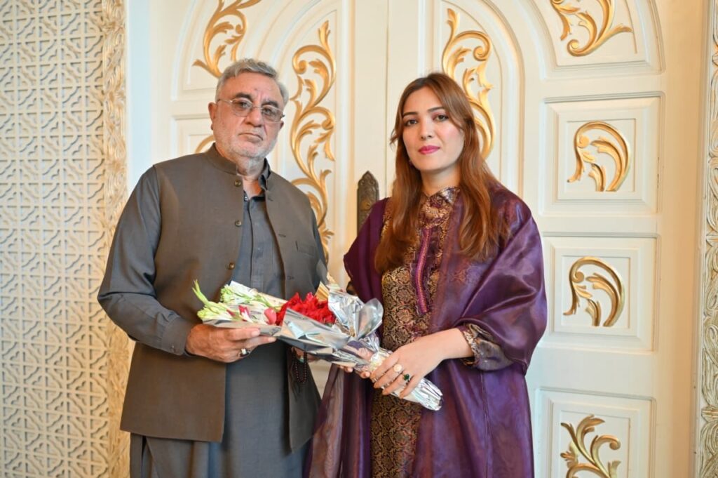 Chairperson Iffat Rauf accepting Bokeh from Mushtaq Naqvi