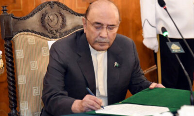 Asif Zardari doing signatures
