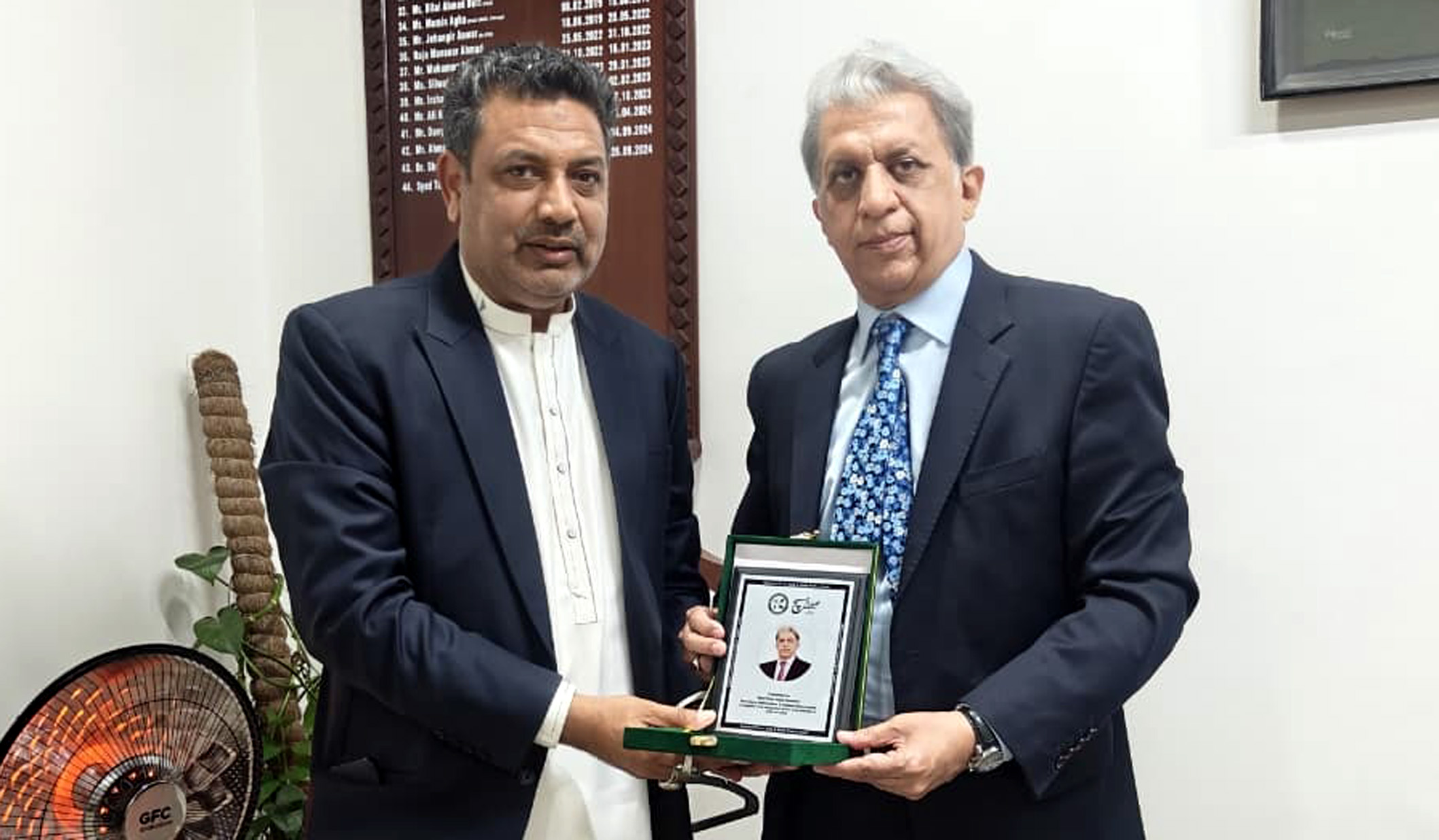 Shield is being presented to Syed Tahir Raza Hamdani on behalf of Daily Sada-e-Sach & National Press Club