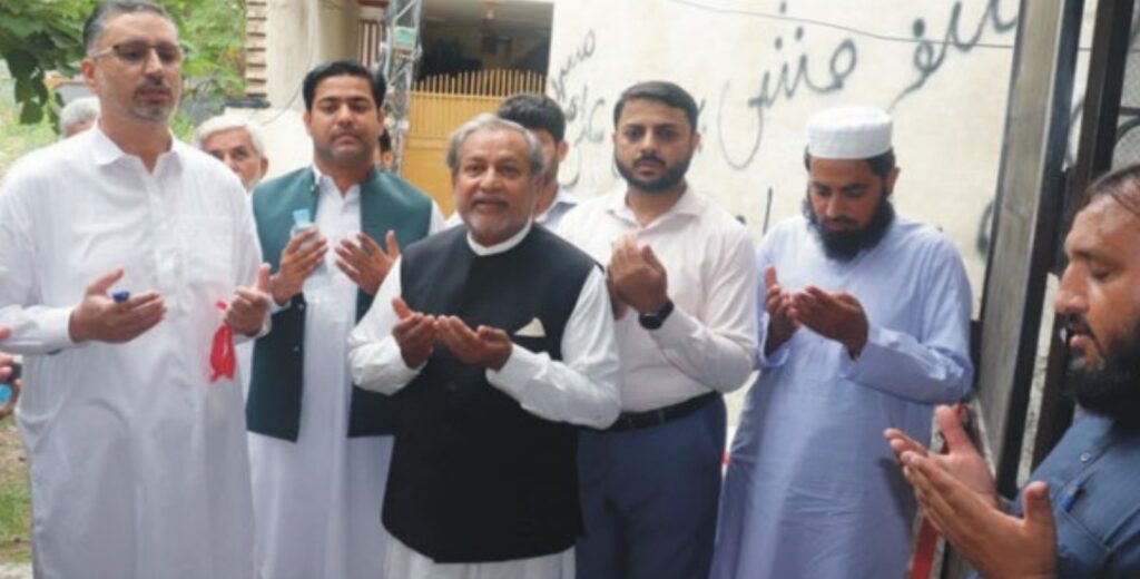 Ijaz Gillani and Imtiaz Hussain Rizvi inaugurating school in bhara kahu (1)