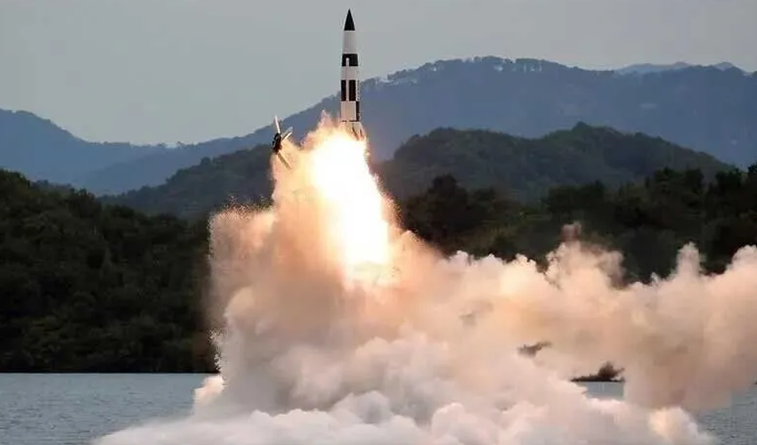 tests-strategic-missile