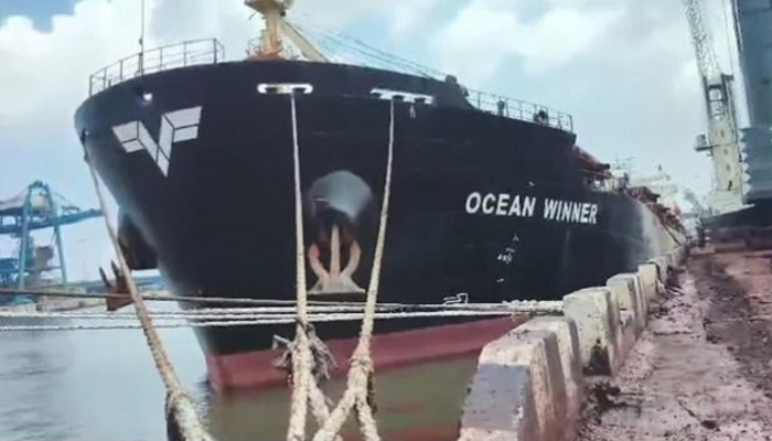 india-port-cargo-ship