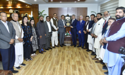 ICCI President Presenting Shield to Azerbaijan ambassador