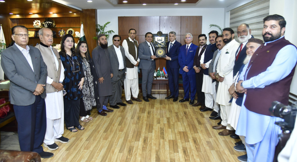 ICCI President Presenting Shield to Azerbaijan ambassador